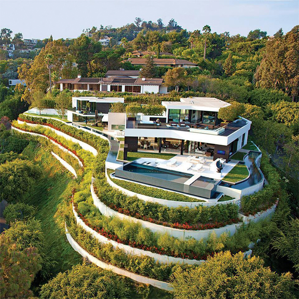 vista dron de una impresionante piscina con ventanas transparentes, alrededor de una lujosa casa de diseño moderno, proyecto de Whipple Russell Architects