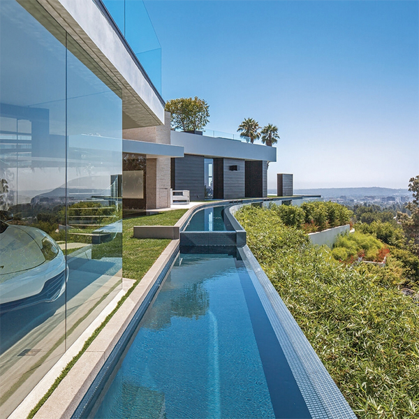 piscina a medida, estilo canal de natación, alrededor de toda la casa, en un lujoso y moderno proyecto de Whipple Russell Architects