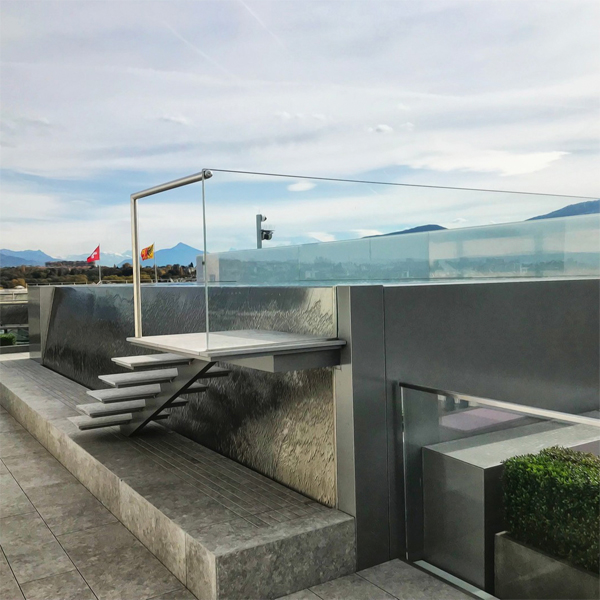 vista exterior de una piscina inox desbordante, con escalera exteriores de acceso, realizada sobre un rooftop, par Wonderwerk