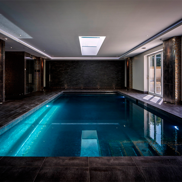 piscina interior en tonos oscuros