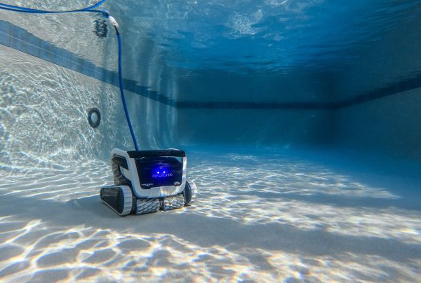 Un ejemplo de los mejores robots limpiafondos para piscina moviéndose bajo el agua