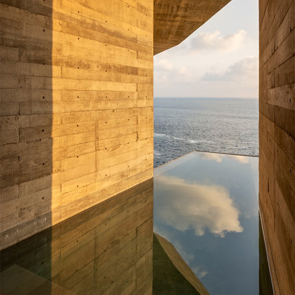 mini piscina infinity de diseño minimalista en proyecto de Zozaya Arquitectos