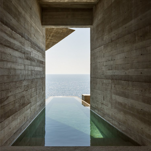 mini piscina infinity de diseño minimalista en proyecto de Zozaya Arquitectos