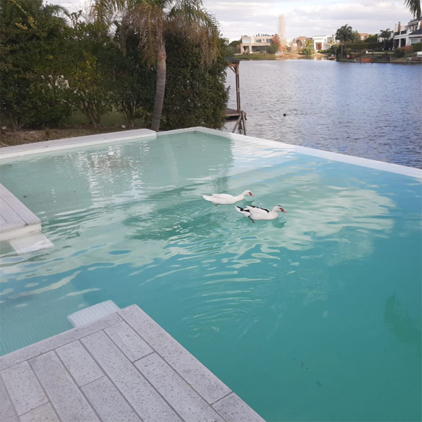 piscina infinity blanca por Piscinas Zumaac