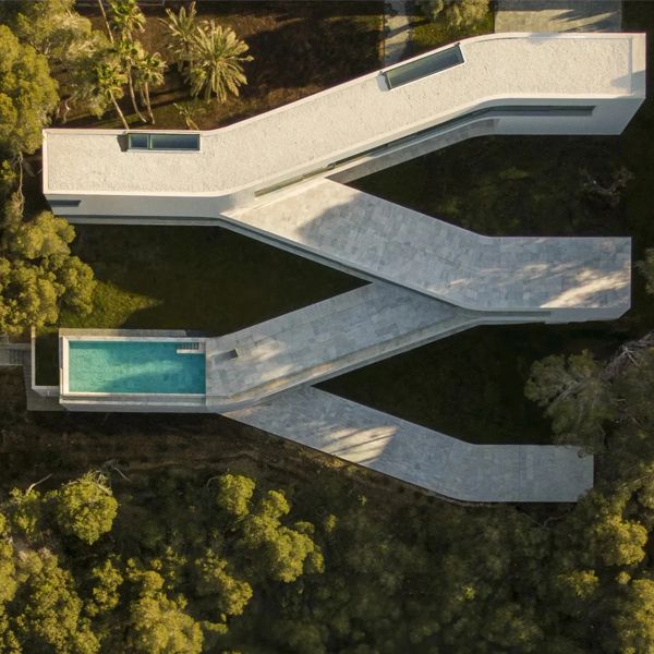 vue drone d´une piscine à débordement moderne dans une maison au design minimaliste et unique, par Fran Silvestre Arquitectos