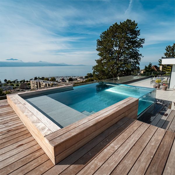 mini piscine inox avex parois vitrées dans une terrasse en bois, par Piscines Inox Talya