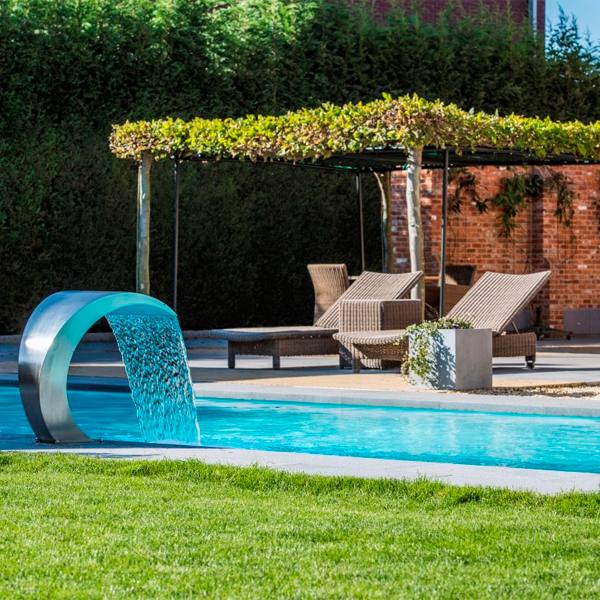 piscine préfabriquée avec cascade inox