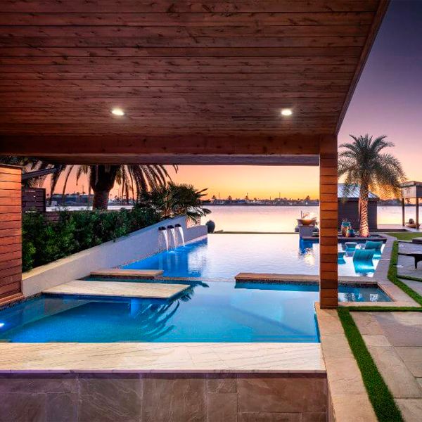 piscine à débordement et spa la nuit par Tipton Spires Design