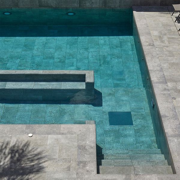 Piscine sur mesure, avec espace spa inclus, par Pool Jump, recouverte de grès cérame
