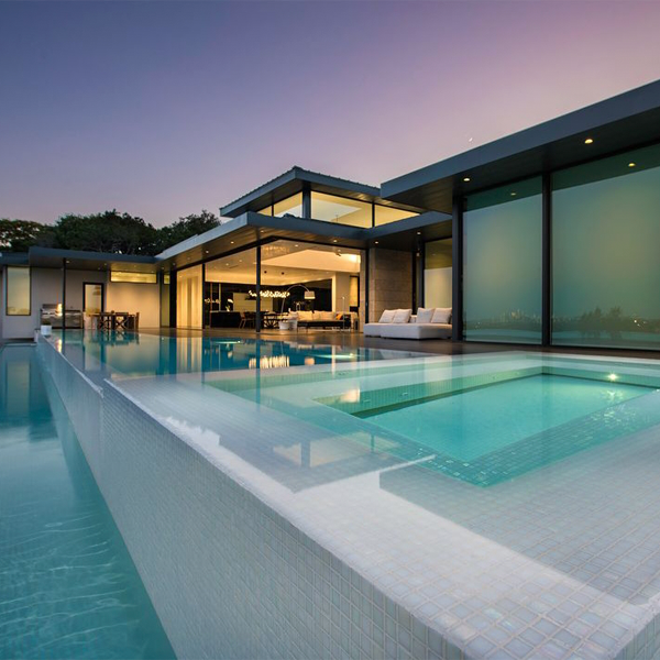 piscine blanche à débordement avec spa intégré par Design Aquatics