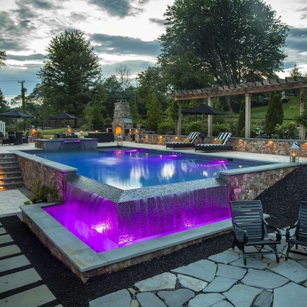 piscine à débordement sur mesure, hors sol, par Rock Water Farm, éclairée par des spots LED