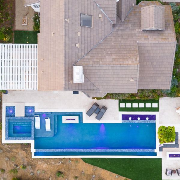 vue drone d´une piscine à débordement avec spa intégré, dans un projet d´aménagement paysager dans une colline, par Green Scene Landscaping