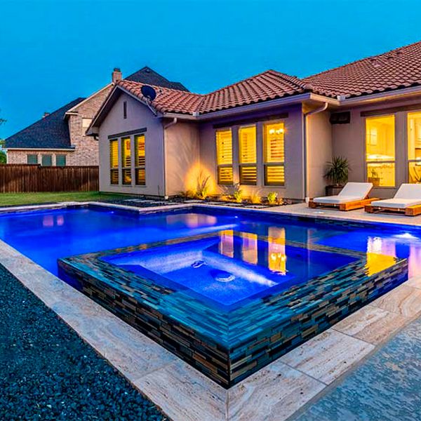 piscine et spa la nuit, par Venture Custom Pools