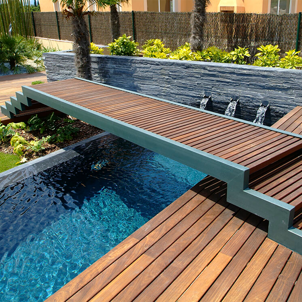 passerelle en bois au dessus de la piscine