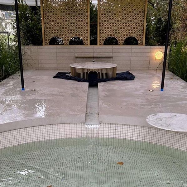 mini piscine blanche sur mesure au design moderne et refiné, par TLC Pools