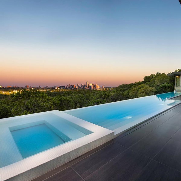 piscine blanche à débordement avec spa intégré par Design Aquatics