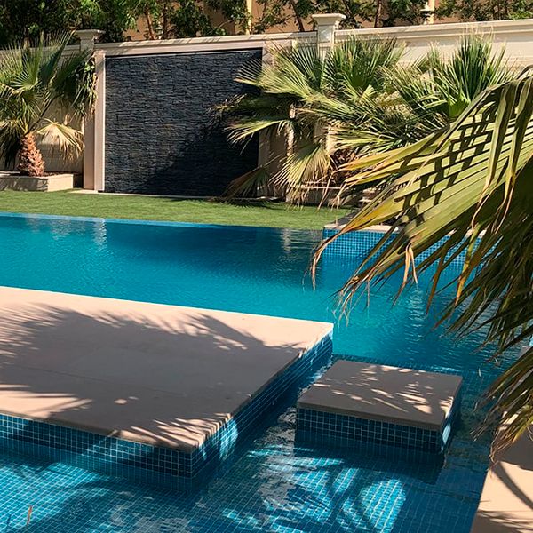 piscine à débordement dans un projet par La Vita Landscapes