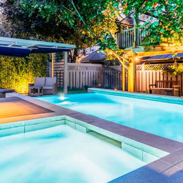 mini piscine à débordement et spa lanuit, par Landcon