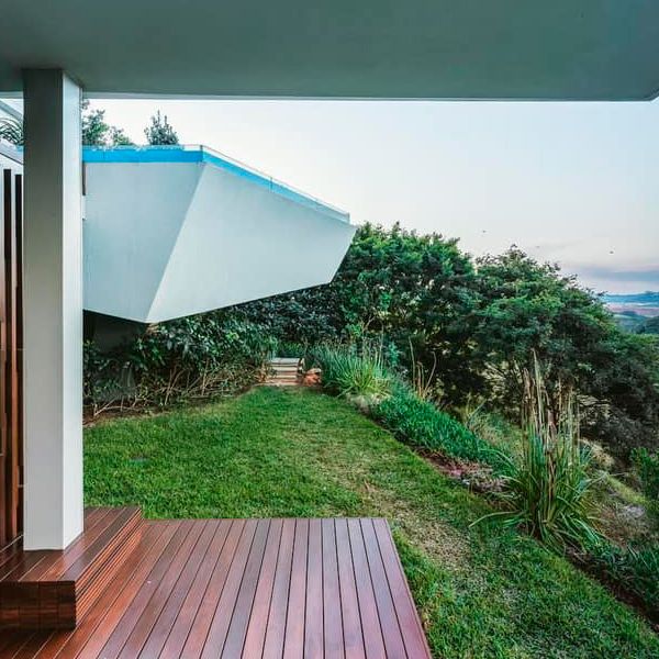 piscine suspendue unique avec parois vitrées, dans un projet par Map Architects en Afrique du Sud