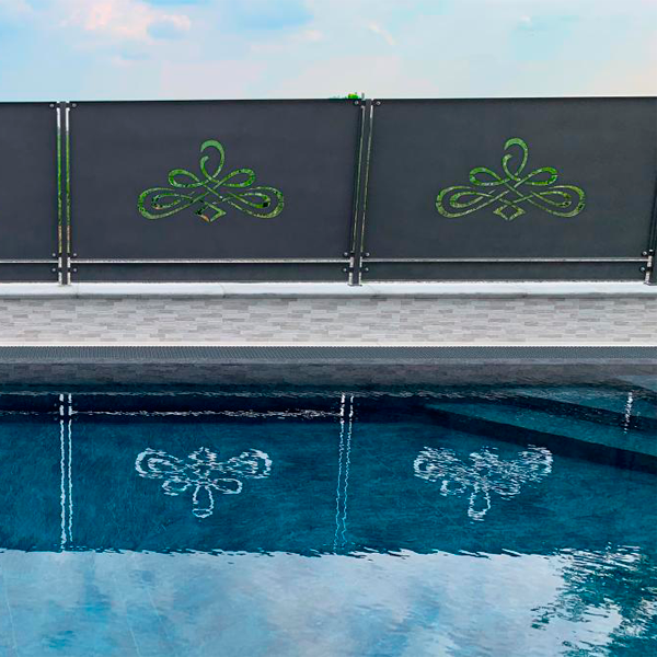 Piscina con reflejo en el agua de la decoración de la valla exterior