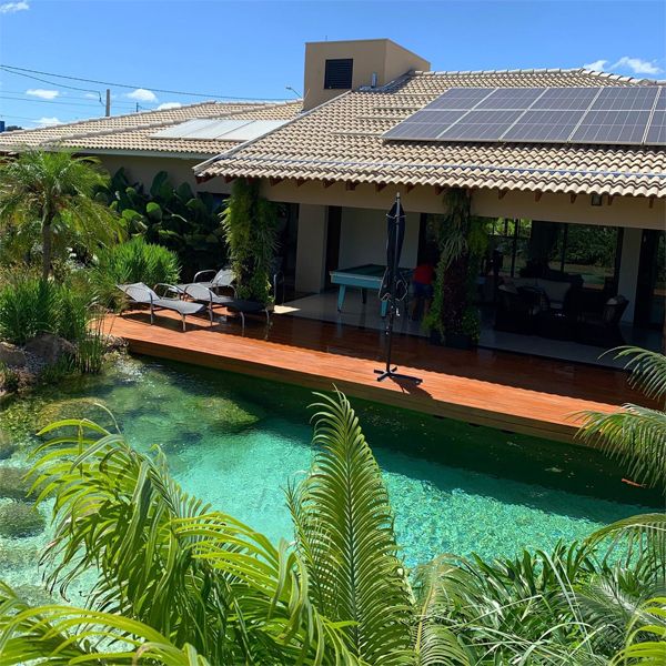 piscine naturelle de style lagon et aménagement paysager complet, par Vida Ecosistemas