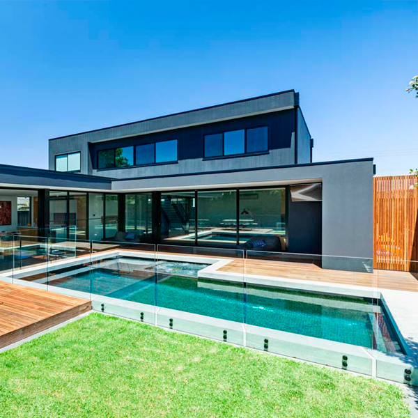 piscine rectangulaire et spa