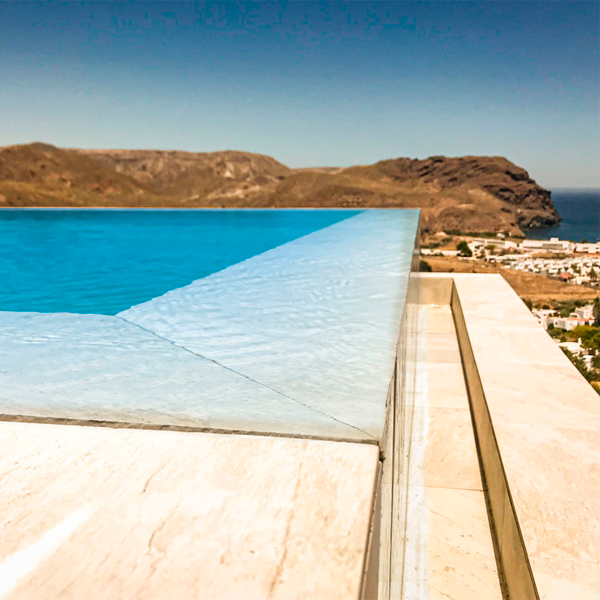 piscine à débordement au sommet d'une colline par Indalpool