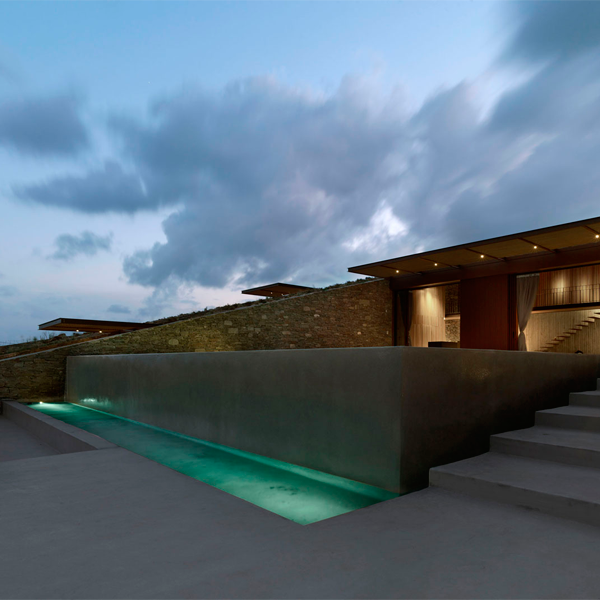 piscine à débordement dans une maison design au coucher du soleil par Mold Architects