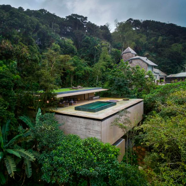 piscine à débordement au milieu de la jungle