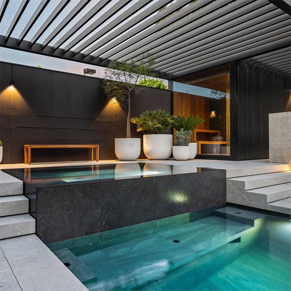 piscine minimaliste et spa à débordement en contraste, par Aquacon Pools