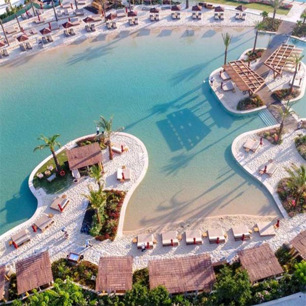 vue dron d´une piscine style plage sur mesure dans un complexe, par Myrtha Pools