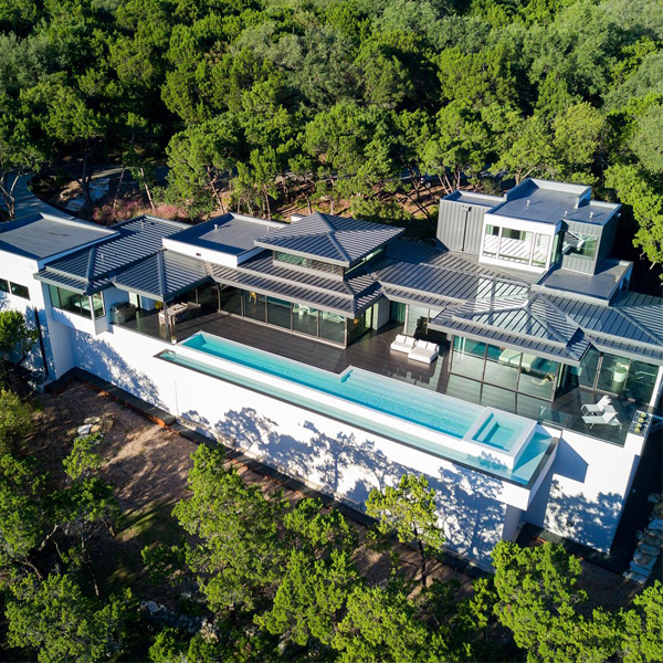 piscine blanche à débordement avec spa intégré par Design Aquatics