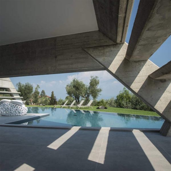 piscine de luxe à débordement par Officina Dolcevita (Piscine Castiglione)