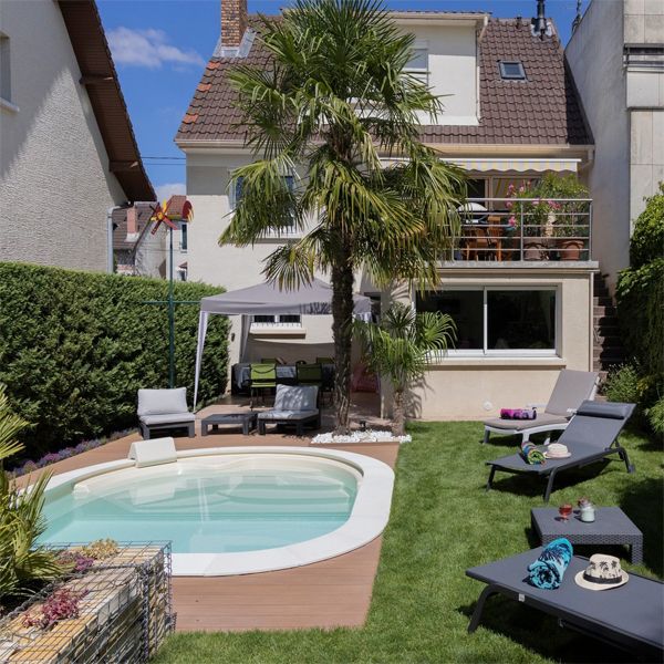 mini piscine au design arrondi dans un grand jardin, par Waterair