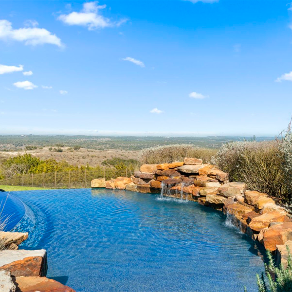 piscine à débordement par Hines Pools