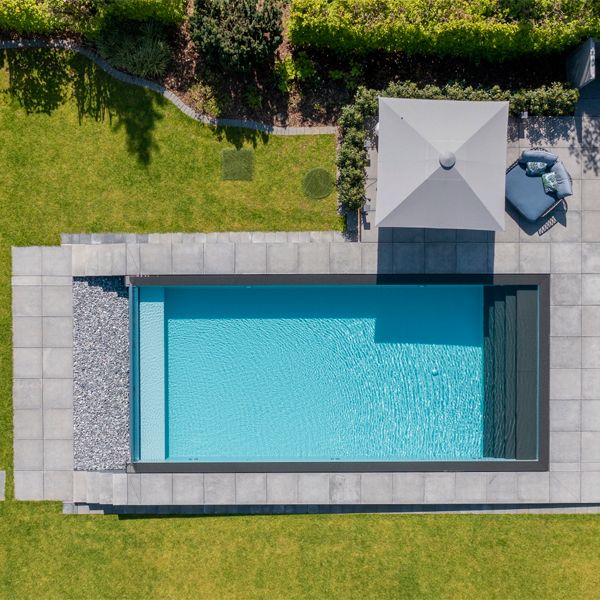 vue drone de piscine à débordement avec paroi vitrée, par Weidner Pools