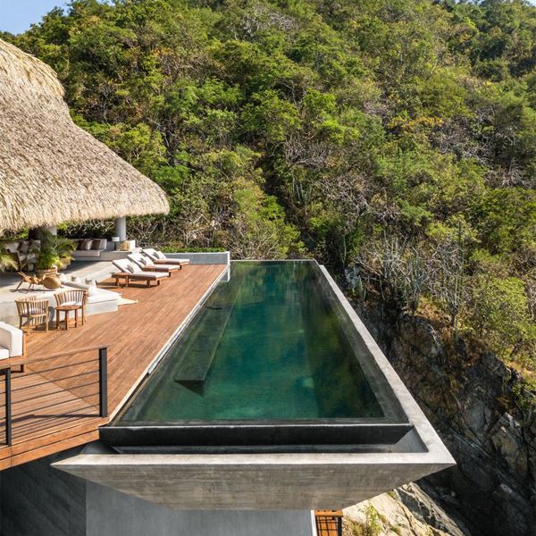 piscine suspendue à débordement dans un projet par Zozaya Arquitectos