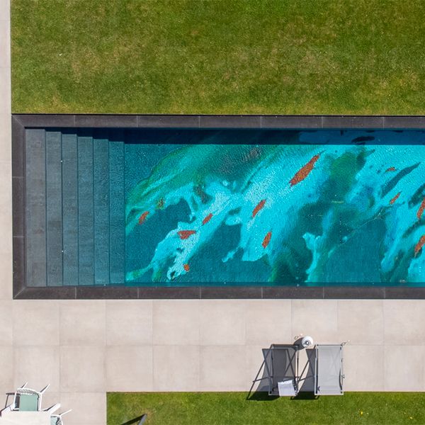 vue drone d´une piscine à débordement, style miroir, avec un revêtement de dessin abstrait unique, par H2eau Systems