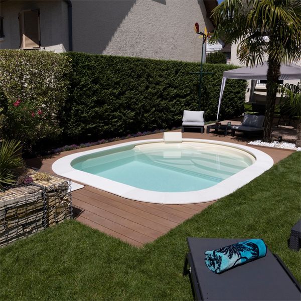 mini piscine au design arrondi par Waterair