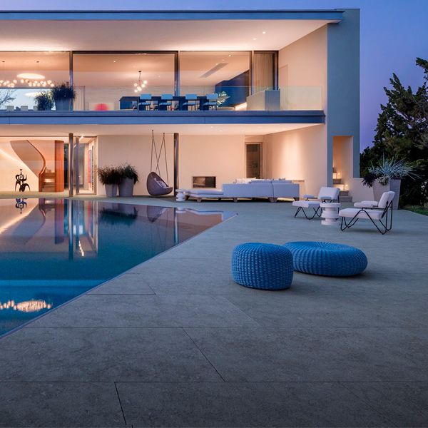 piscine unique à débordement, type miroir, dans un projet architectural moderne, futuriste et à la fois, minimaliste, par Rees Roberts, au coucher du soleil