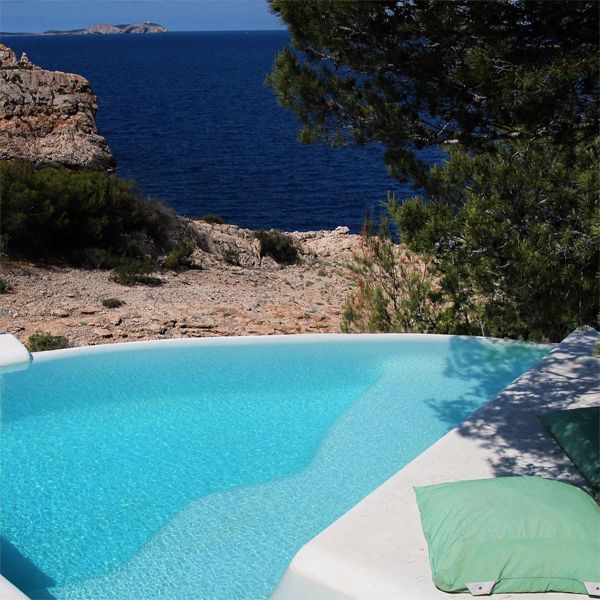 piscine à débordement sur mesure avec vue à la mer, par Piscinas Cas Campane