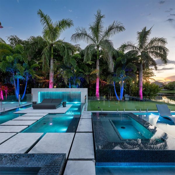 espace aquatique de luxe dans une maison privée, avec piscine à débordement, spa, jeux d'eau... par Ikes Carter Pool