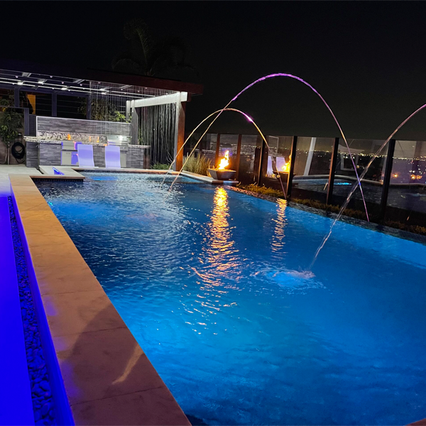 piscine géométrique à débordement sur une terrace par G.O. Construction