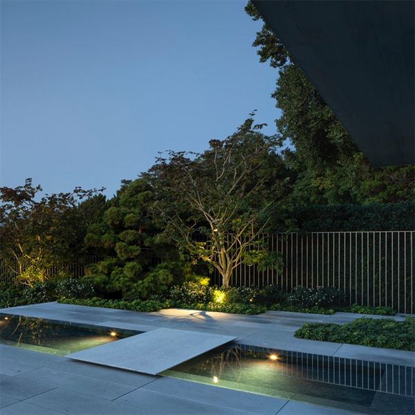 Piscine à débordement spectaculaire avec spa au design moderne et minimaliste, au coucher du soleil, par Alka Pool