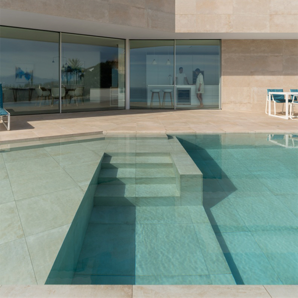 Grande piscine privée par Angel Fito Estudio