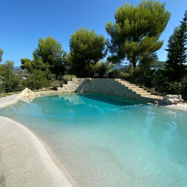 piscine style plage par Piscine Sorgiva