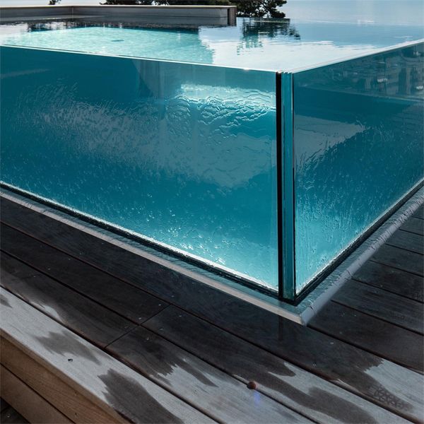 parois vitrées dans une piscine inox sur une terrasse en bois, par Piscines Inox Talya