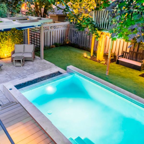 mini piscine à débordement au design moderne la nuit, par Landcon