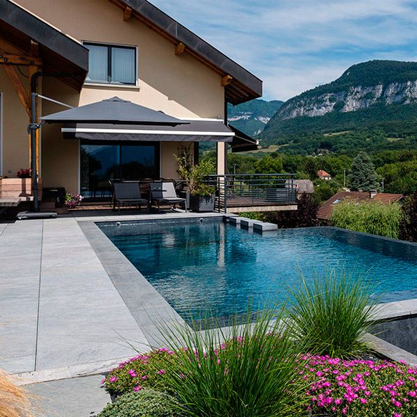 Piscine moderne à débordement par Gonthier