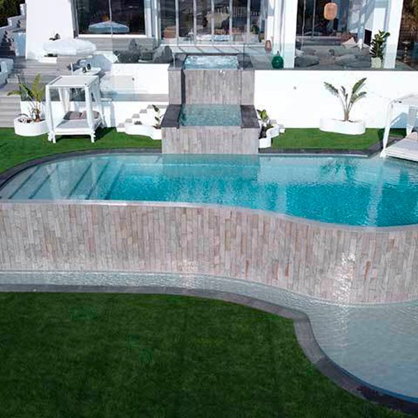 vue drone d´une piscine à débordement sur 3 niveaux avec spa intégré, par Exterior Piscines